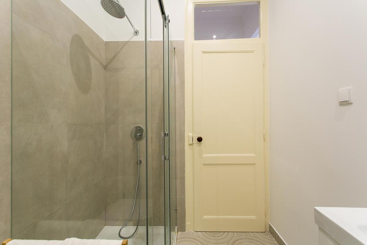Lovelystay - Cozy 3Bdr Apartment In Estrela Лиссабон Экстерьер фото