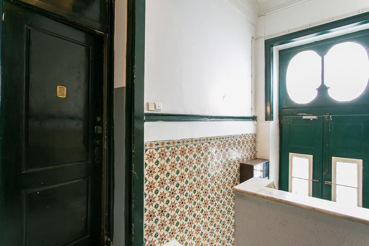 Lovelystay - Cozy 3Bdr Apartment In Estrela Лиссабон Экстерьер фото